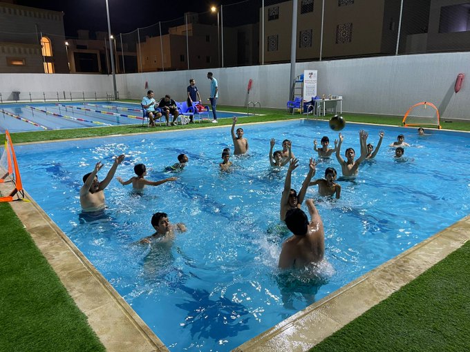 لقطات مميزة من اليوم الرابع لبطولة السباحة وكرة الماء